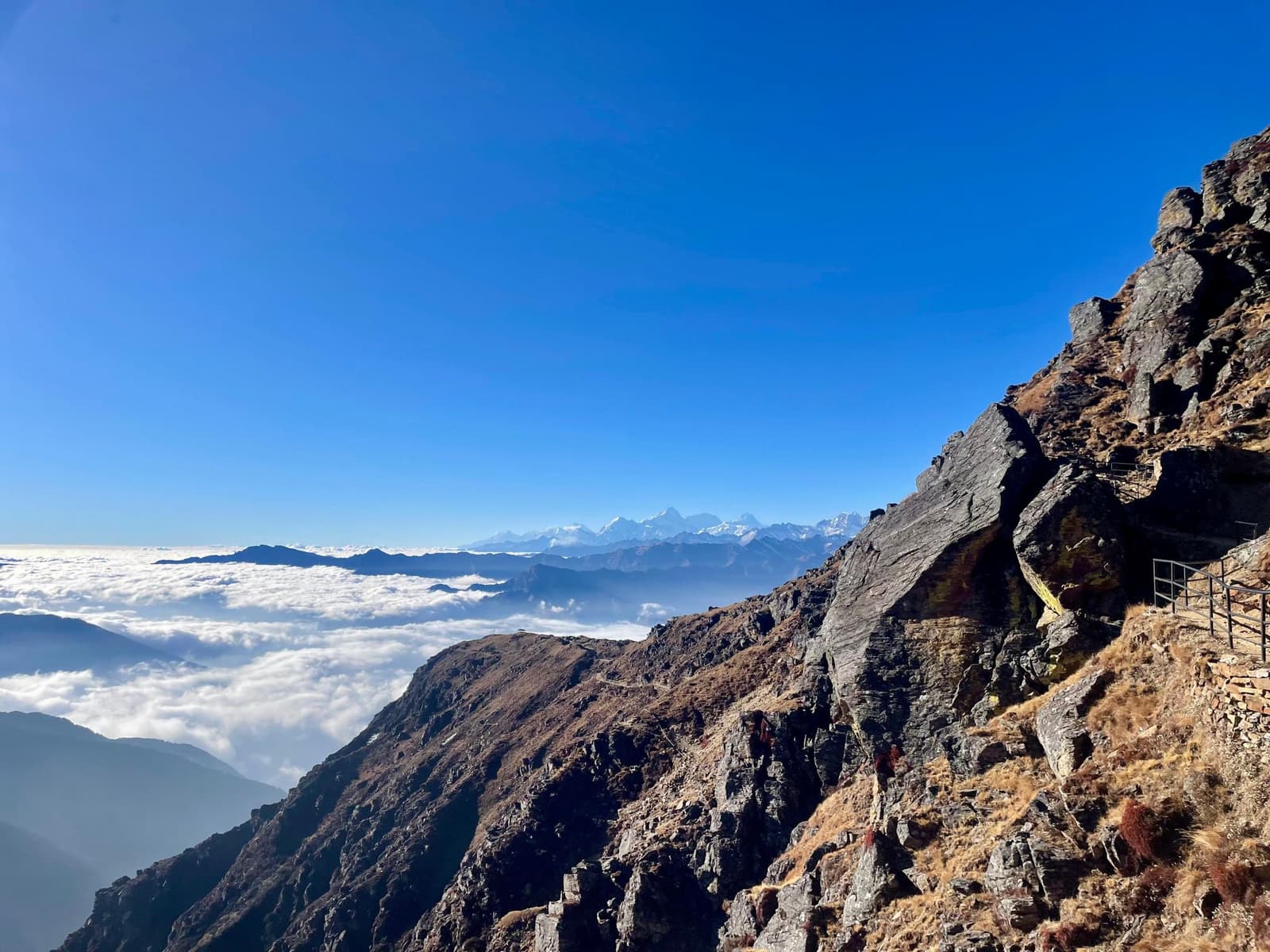 Schneebedeckte Berge als Newsletter-Hintergrund